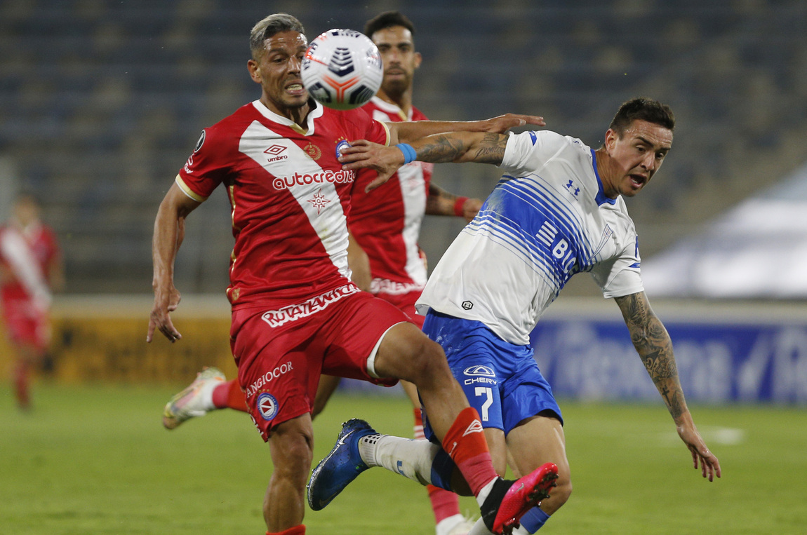 La UC fue superada de principio a fin por Argentinos y sufrió una derrota que la deja con un pie afuera de la Libertadores